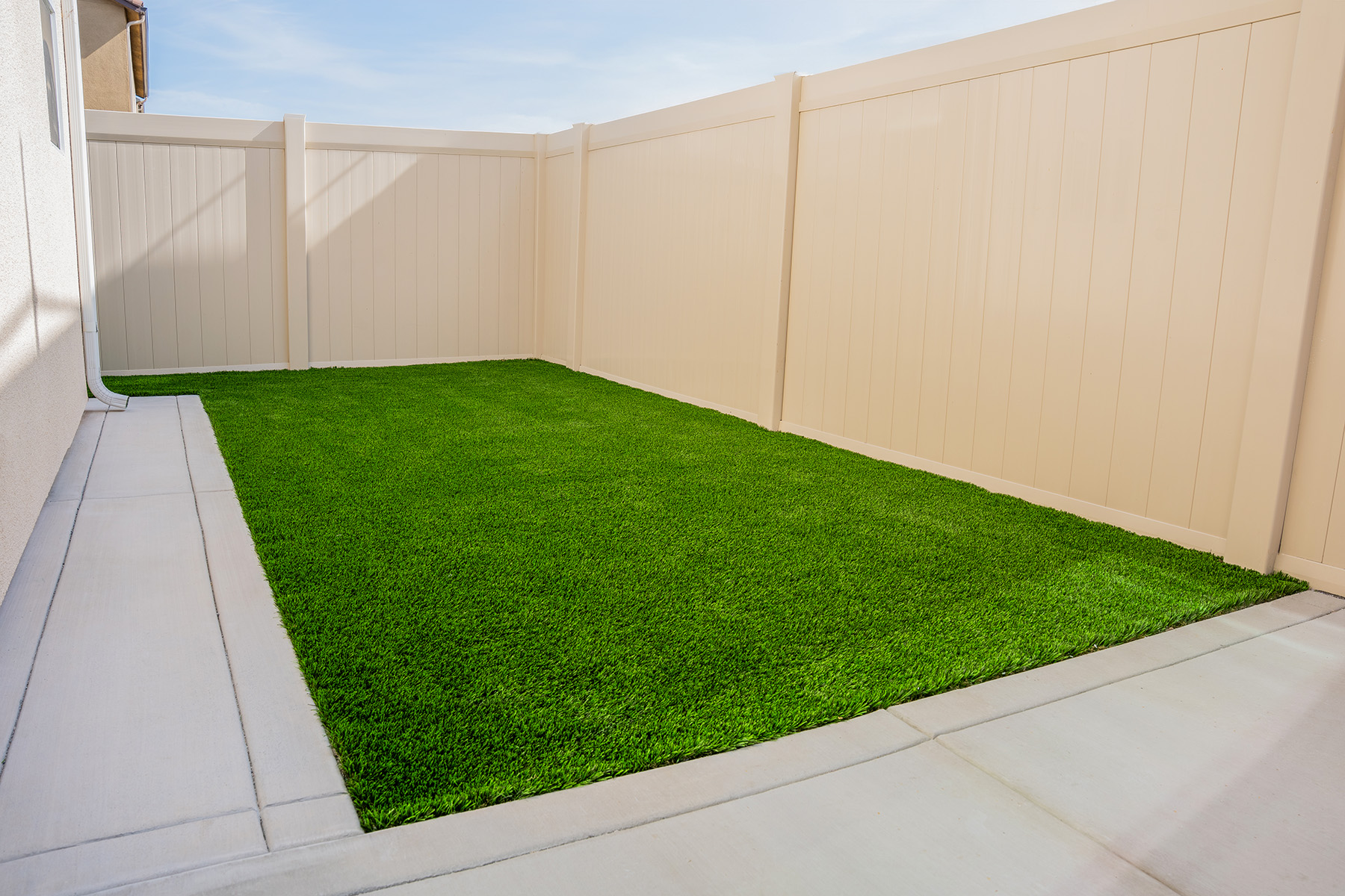 Prettyturfandfence.jpg